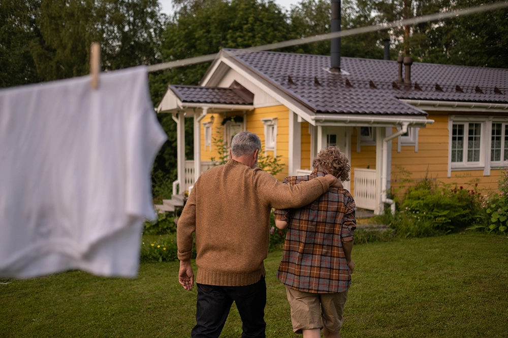 far och son vid hus